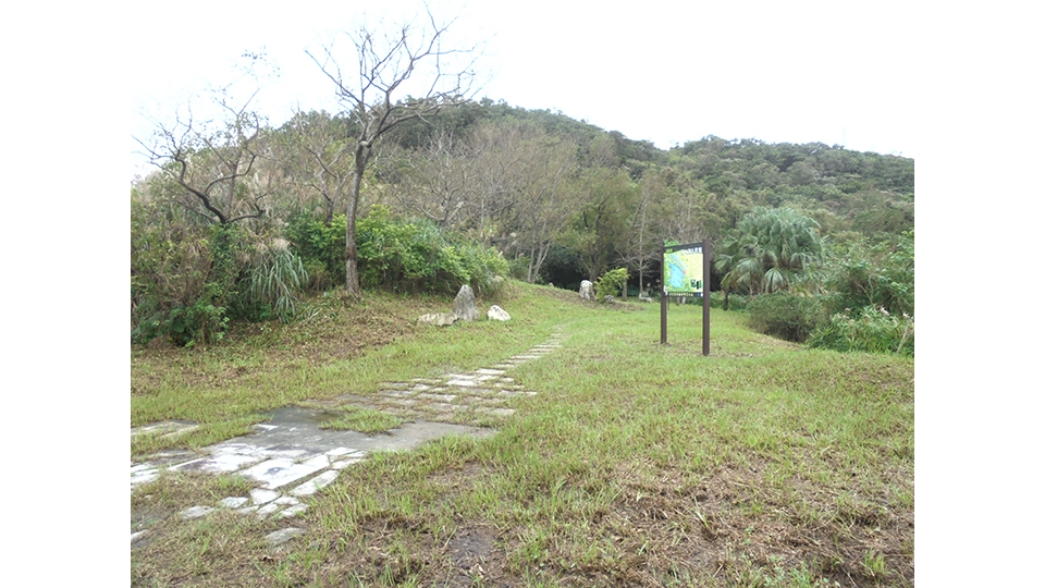 環湖而建的步道，設置了生物解說的告示牌，使民眾更加了解園區內各式生態樣